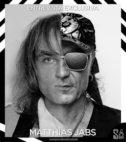 Montagem com a foto de Matthias Jabs, metade jovem, metade atual, em preto e branco.