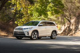 Front 3/4 view of 2018 Toyota Highlander Hybrid