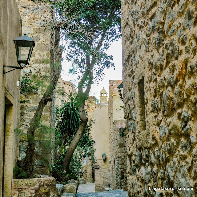 Ruas da vila medieval de Monemvasia na Grécia