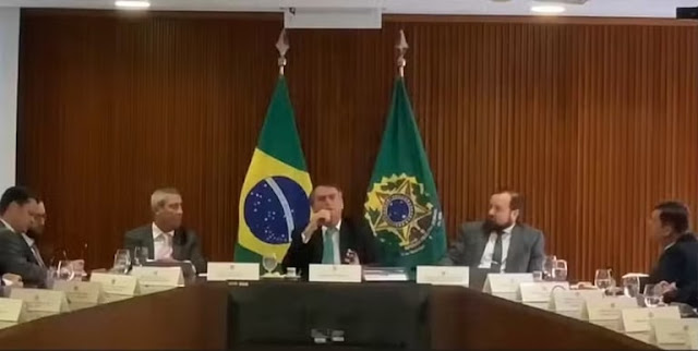 Em reunião golpista, Bolsonaro admitiu que temia 'descer da rampa preso por atos antidemocráticos'
