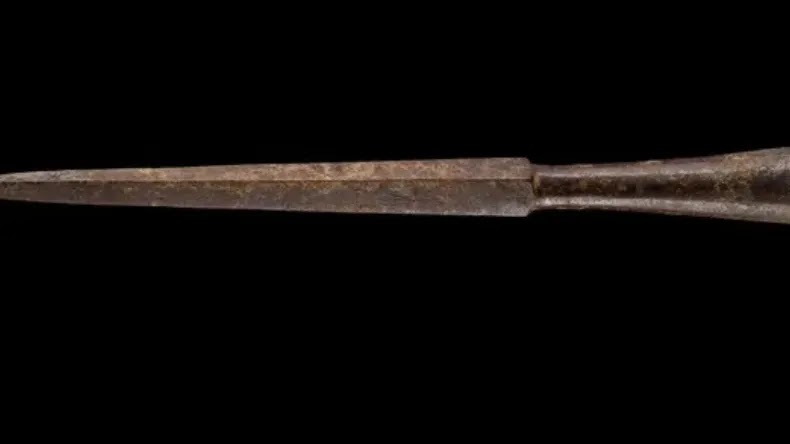 A lança pilum, completa com sua haste, foi encontrada na caverna | Dafna Gazit/Autoridade de Antiguidades de Israel