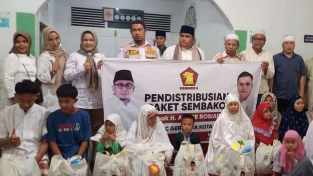 DPC Gerindra Padang Bagikan Ribuan Paket Sembako Andre Rosiade