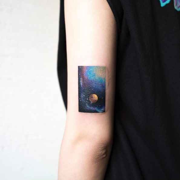 70 tatuagens femininas inspiradas no espaço!