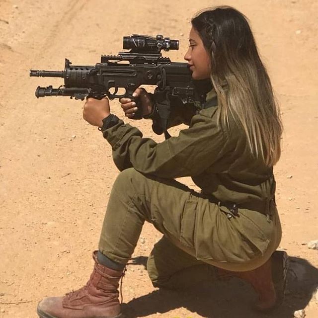Foto Tentara Wanita Israel Kenakan Bikini, Gemetar Lawan-Nya Juga!