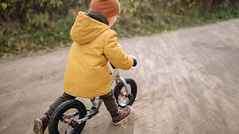 Manfaat, Kelebihan, dan Kekurangan Sepeda Keseimbangan untuk Anak