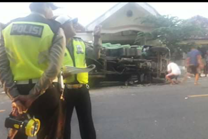 Kecelakaan mobil vs truck Desa Karduluk Kec. Pragaan Kab. Sumenep