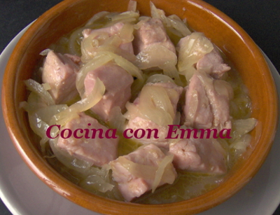 Atún encebollado