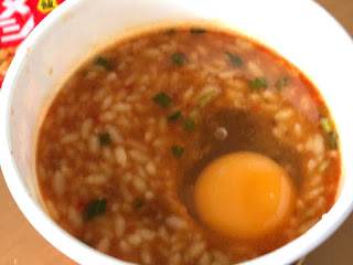 日清食品 台湾まぜ飯 ウマーメシの仕上げに卵を入れた