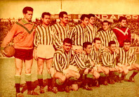 REAL BETIS BALOMPIÉ - Sevilla, España - Temporada 1957-58 - Domínguez (suplente), Portu, Santos, Isidro, Valderas, Loli y Menéndez; Castaño, Sobrado, Vila, Areta II y Del Sol - REAL BETIS BALOMPIÉ 2 (Castaño y Vila), REAL MURCIA 0 - 06/04/1958 - Liga de 2ª División, jornada 27 - Sevilla, estadio de Heliópolis - El BETIS terminó subiendo a 1ª