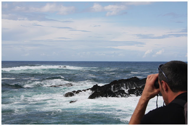 Hombre mirando al mar con unos catalejos