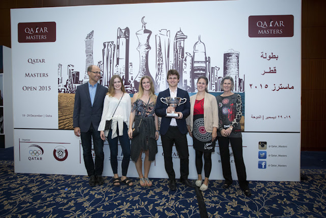 Magnus Carlsen ganador del Qatar Masters 2015 junto con su familia