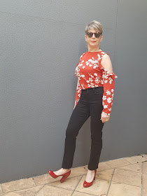 Cold shoulder floral top, black skinny jeans, red shoes