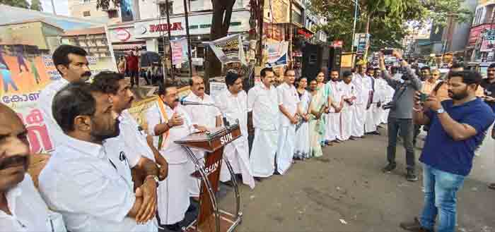 Congress held land protection chain in Kannur against railway land transfer, Kannur, News, Congress, Allegation, Kerala