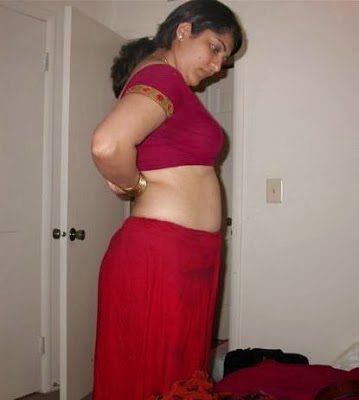 HOT WALLPAPERS WORLD: Indian Wife Removing Saree Hot Photos