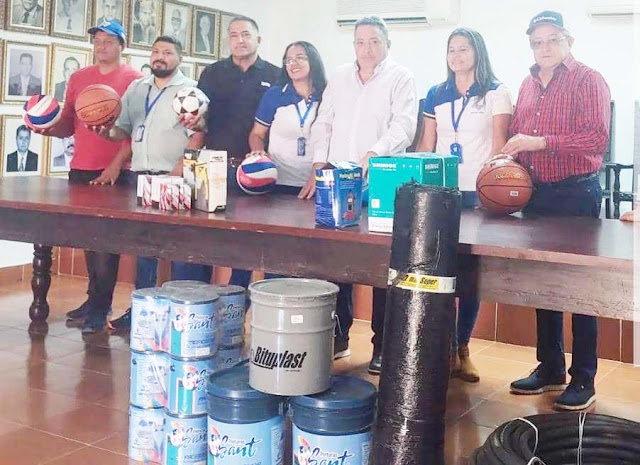 Como muestra de agradecimiento al trabajo realizado por el personal y estudiantes de la Universidad Nacional Experimental Politécnica Antonio José de Sucre (UNEXPO), Núcleo Carora, el Comité de la Expoferia Carora realizó entrega de la dotación de materiales para la recuperación de las sedes de esta casa de estudios superiores en la ciudad de Carora.  El aporte fue entregado por Gustavo Ferrer y Víctor Aldana, representantes de la Sociedad Regional de Ganaderos de Occidente, (SORGO), quienes manifestaron su agradecimiento y reconocieron el trabajo realizado por el personal y estudiantes del politécnico en la rehabilitación del Parque de Exposición Teodoro Herrera Zubillaga.  Una bomba de agua, mangueras, gato hidráulico, taladro, materiales para la impermeabilización, cemento, pinturas e implementos deportivos, fue parte del donativo recibido por la ingeniero Naygori Andueza, directora del Núcleo Carora de la UNEXPO, junto a parte del personal de esta institución.   Yanitza Martínez.-  con información de SORGO.