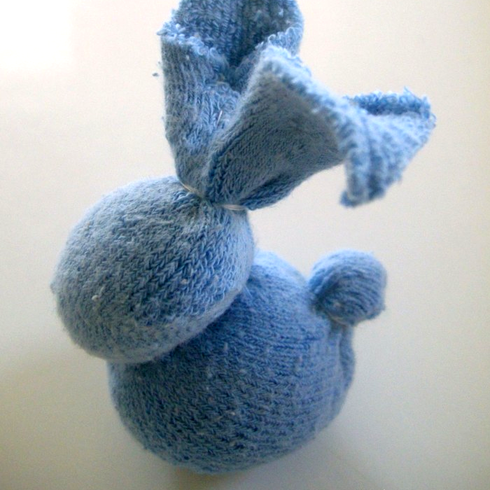 Como hacer un conejo de juguete reciclando un calcetín