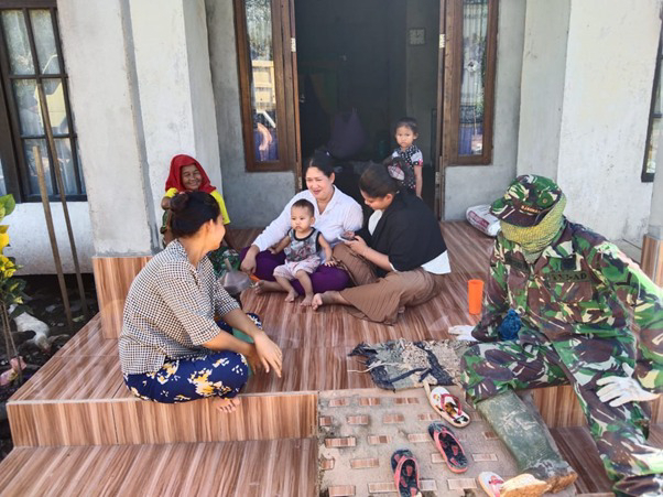 Waktu Istrahat Sejenak, Sertu Soleh Manfaatkan Untuk Berdialog Dengan Ibu-Ibu di Lokasi TMMD Ke-111 Kodim 1207/Pontianak