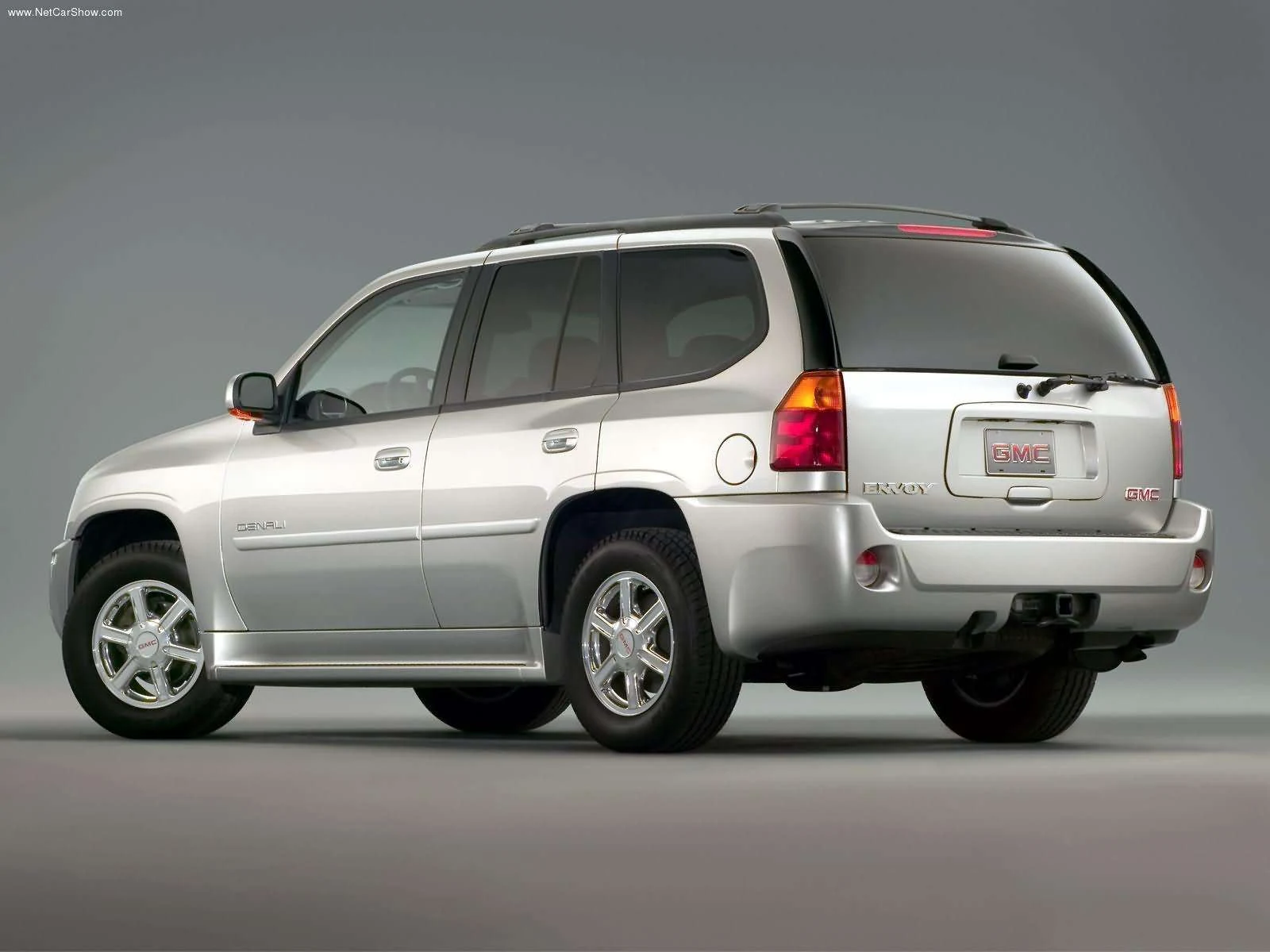 Hình ảnh xe ô tô GMC Envoy Denali 2005 & nội ngoại thất