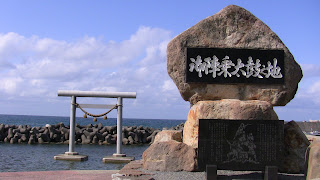 石碑と海の中に建つ鳥居