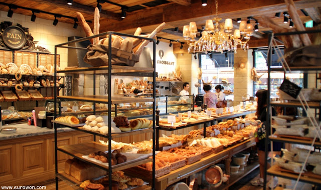 Interior del Paris Croissant del barrio Seorae de Seúl