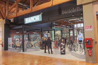 Foto del Bianchi Bike Store al FICO Eataly World di Bologna