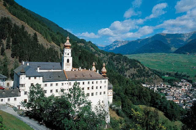 Am Radweg im Vinschgau, die Benediktiner Kirche