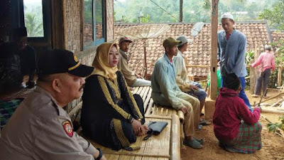 Jajaran Polsek Cijaku Polres Lebak, Melayat Warga yang Meninggal Pasca Gempa Bumi