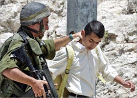 Soldado do exército terrorista de Israel prende menino palestino