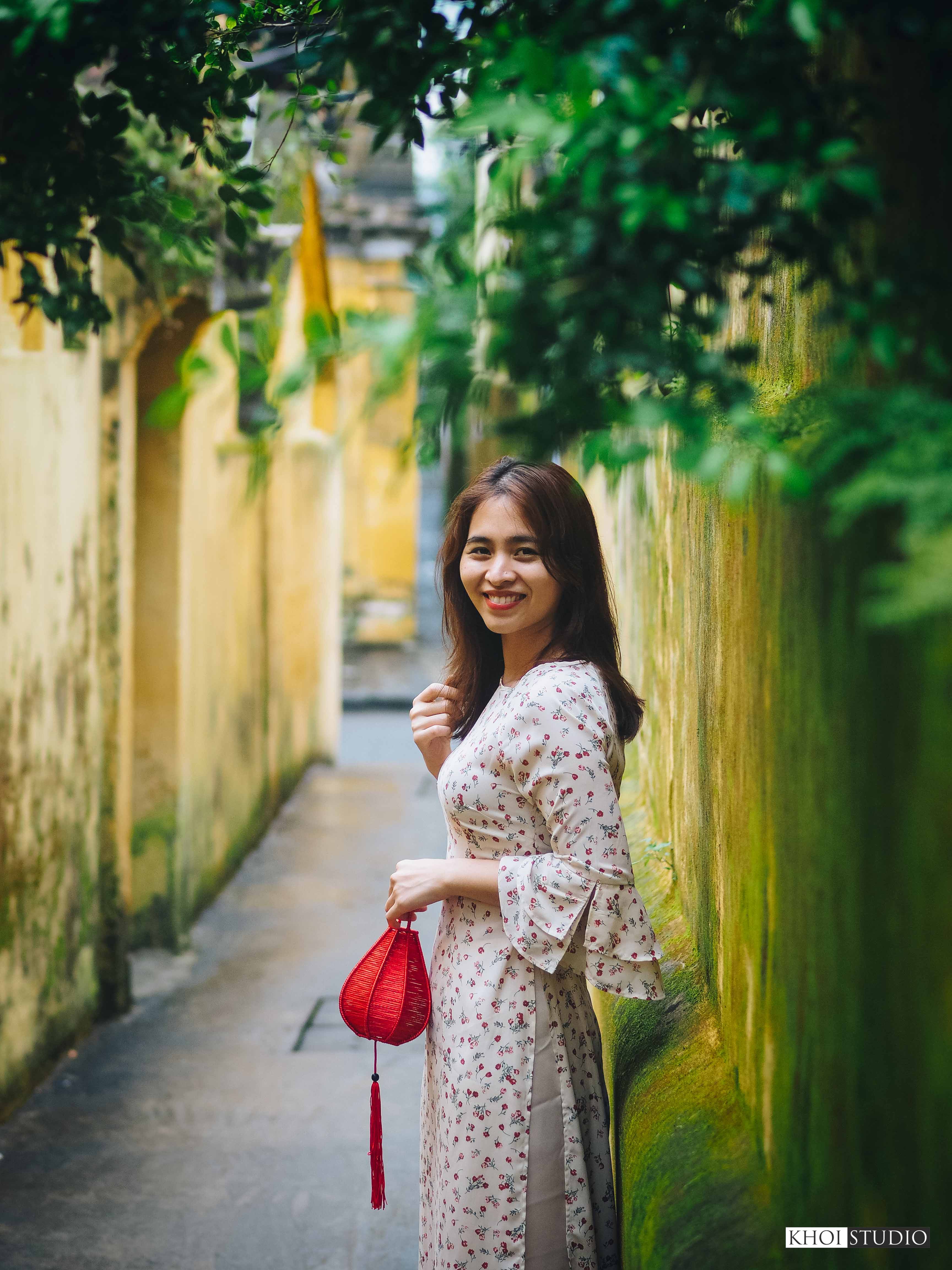 find-a-travel-photographer-in-da-nang-hoi-an-take-photos-of-ao-dai-in-the-rainy-season-in-the-old-town