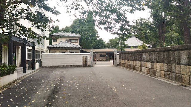 Une autre entrée du cimetière Yanaka