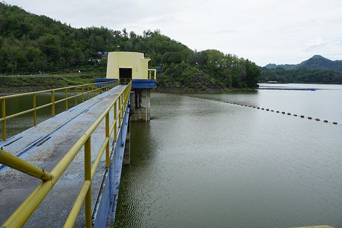 Jembatan di Waduk Sermo yang terkunci pagarnya