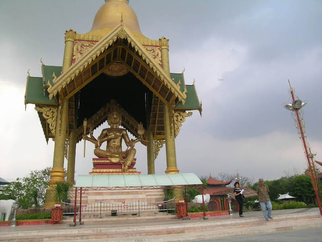 Patung Budha dengan empat wajah