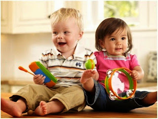 Foto bayi-bayi lucu asyik bermain bersama