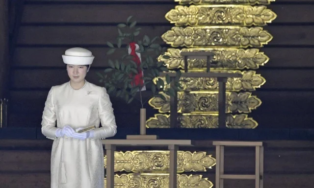 Japanese Princess Aiko wore a white silk satin long dress and hat, pearl brooch and earrings. Aiko offers sacred branch