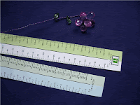 alat untuk menentukan ukuran dalam skala kecil dan untuk menggambar pola pada buku pola