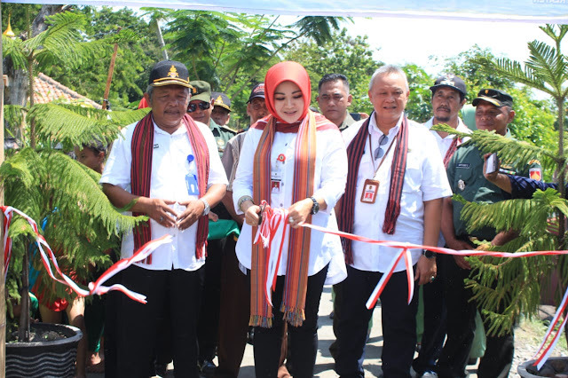 Bupati Klaten Tandatangani Prasasti Betonisasi Jalan Sidowayah