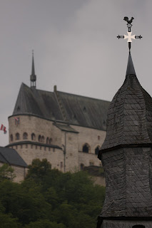 Ei ole siin mingit pilditöötlustrikki, vaid 150 mm f/2,8 objektiivi täiesti loomulik väga väike sügavusteravus (kirik 50 m, linnus 500 m kaugusel)