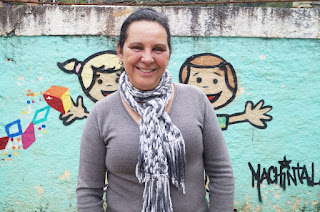 A diretora Rosângela de Resende comemora a chegada do Consórcio Travessa na sua escola