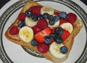 French toast with bananas, blueberries, strawberries and raspberries