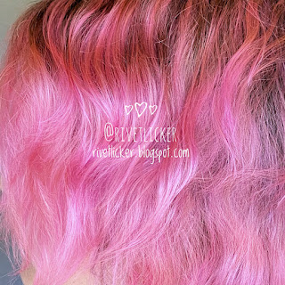 Wavy light pink hair.