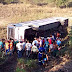 Ônibus tomba fora da pista e deixa feridos na BR-324