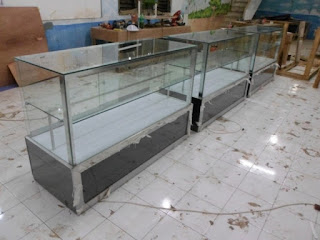 furniture semarang Etalase Mewah Premium Bahan Akrilik Lis Stainless Steel High Glossy Mengkilat