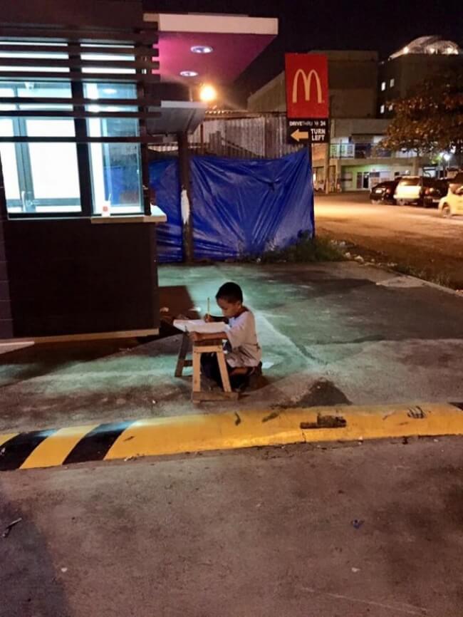 15 Pictures That Prove How Incredibly Powerful The Human Soul Can Be - 9-year-old Daniel Cabrera studies outside McDonald's.