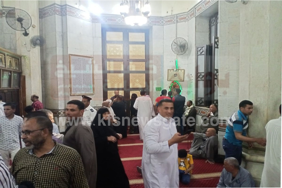 تزامنًا مع بدء المولد الرجبي..إقبال على مسجد الدسوقي بمدينة دسوق - فيديو وصور