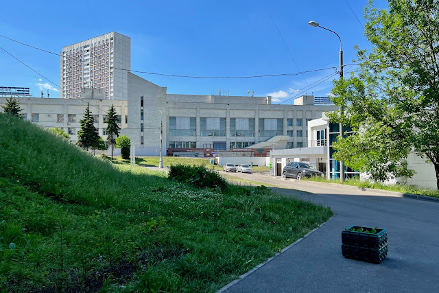 улица Айвазовского, дворы, Культурный центр «Вдохновение» – бывший кинотеатр «Ханой» (построен в 1984 году)