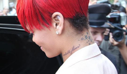 A nova tattoo da Rihanna Cantora faz tatuagem em franc s no pesco o