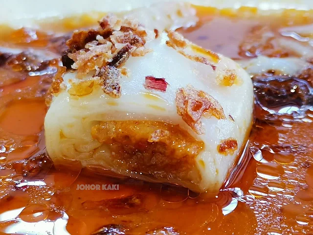 Freshly Made Hong Kong Chee Cheong Fun (Rice Rolls). Marsiling Mall Hawker Centre Singapore 港式猪肠粉现做现卖 Freshly Made Hong Kong Chee Cheong Fun (Rice Rolls). Marsiling Mall Hawker Centre Singapore 港式猪肠粉现做现卖