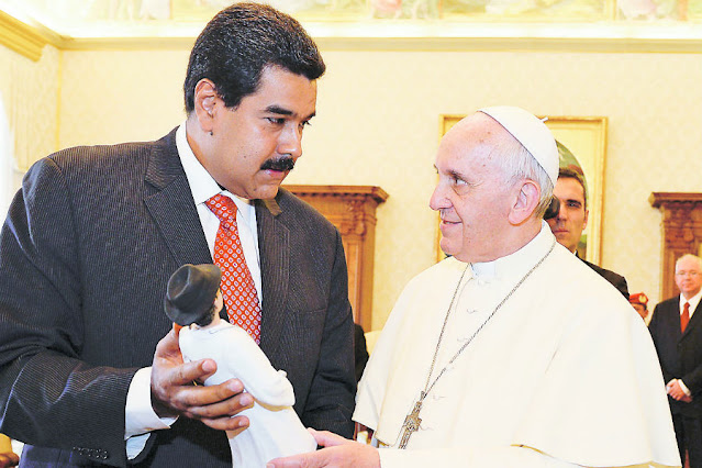 PAPA COMUNISTA | Bergoglio ordenó a la policía a retirar las banderas cubanas de El Vaticano