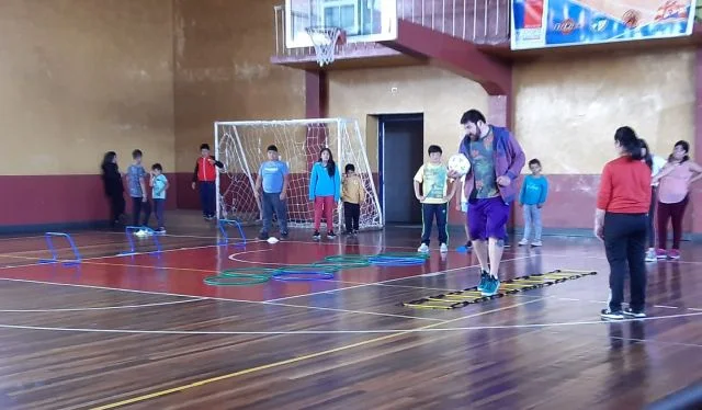 Actividades deportivas y recreativas en centros para niñas y niños