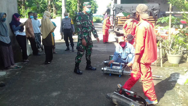 Cegah Deman Berdarah Babinsa Koramil 23/Ceper Bantu Petugas Kesehatan Laksanakan Fogging